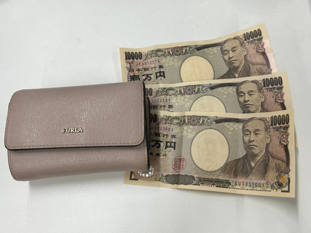 財布とお金の写真