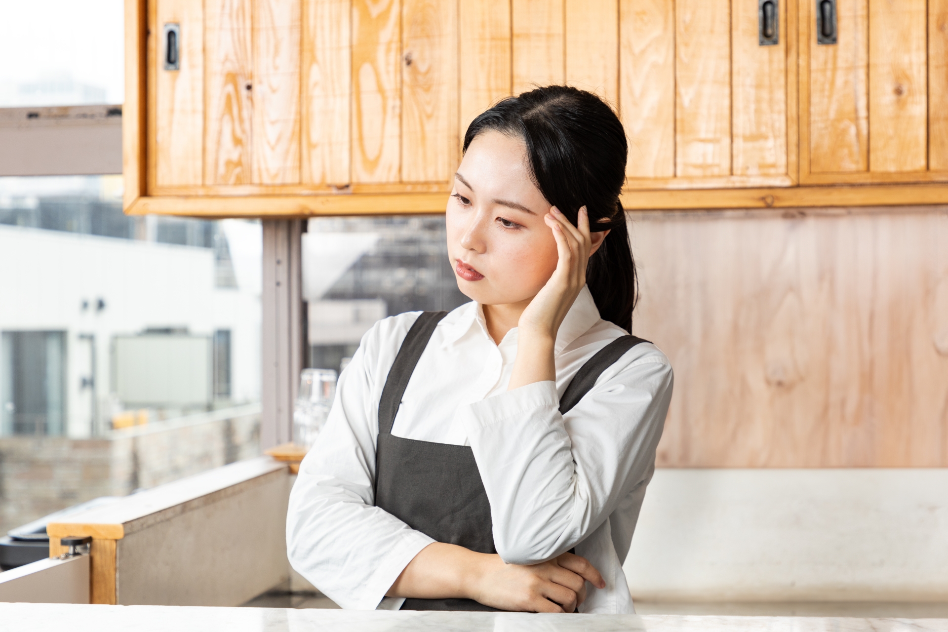 悩む女性