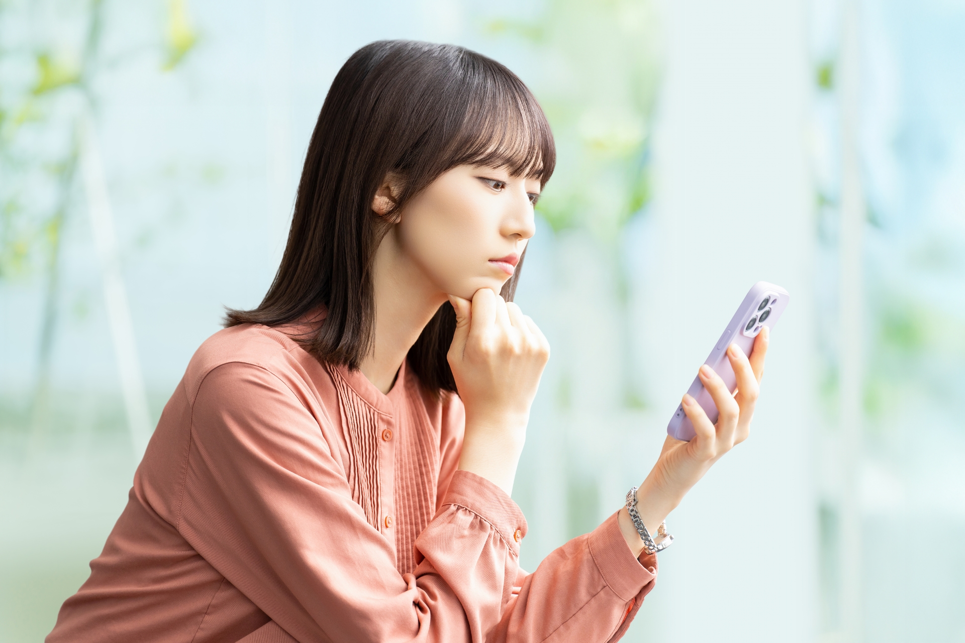 携帯を見る女性