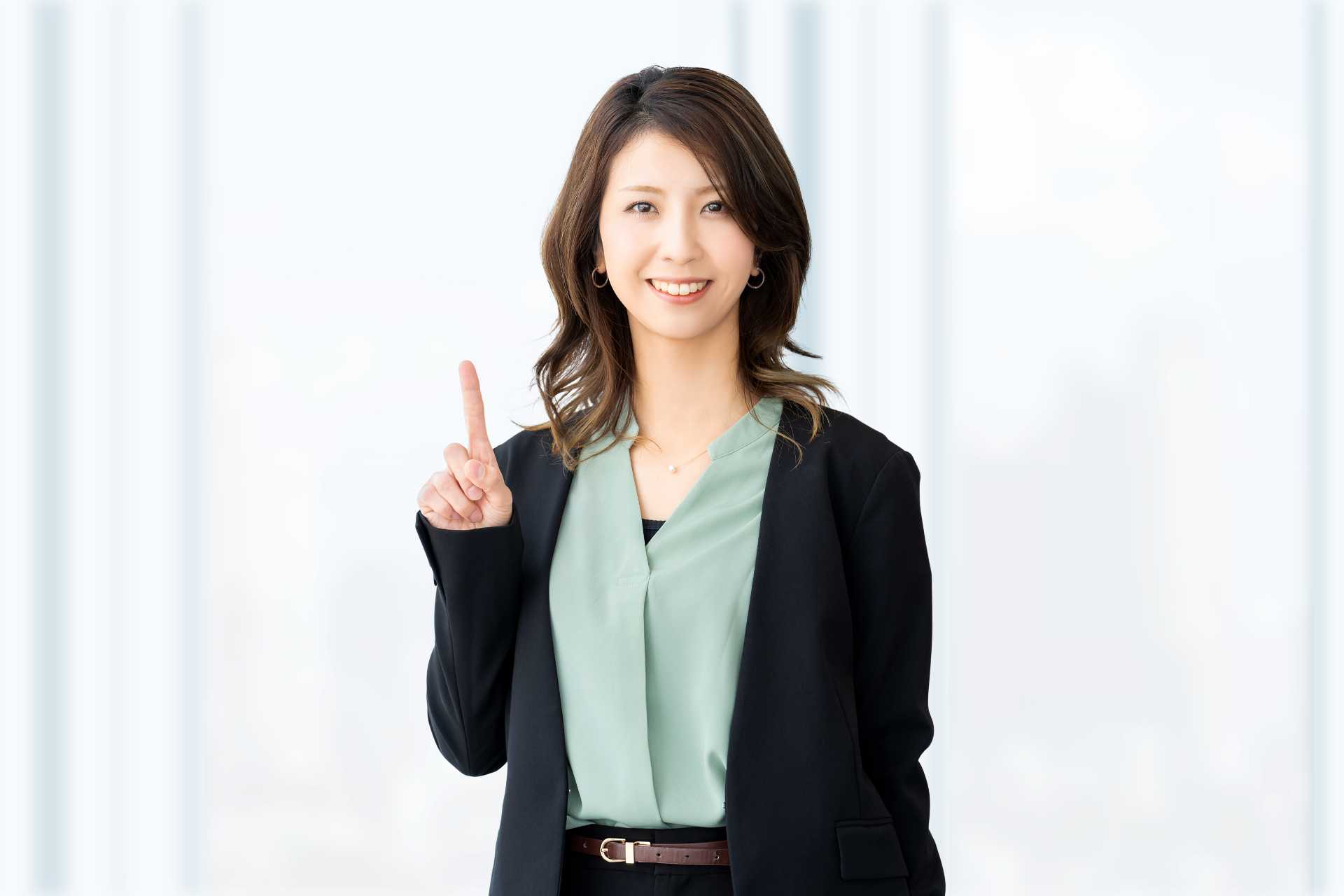指を立てる女性