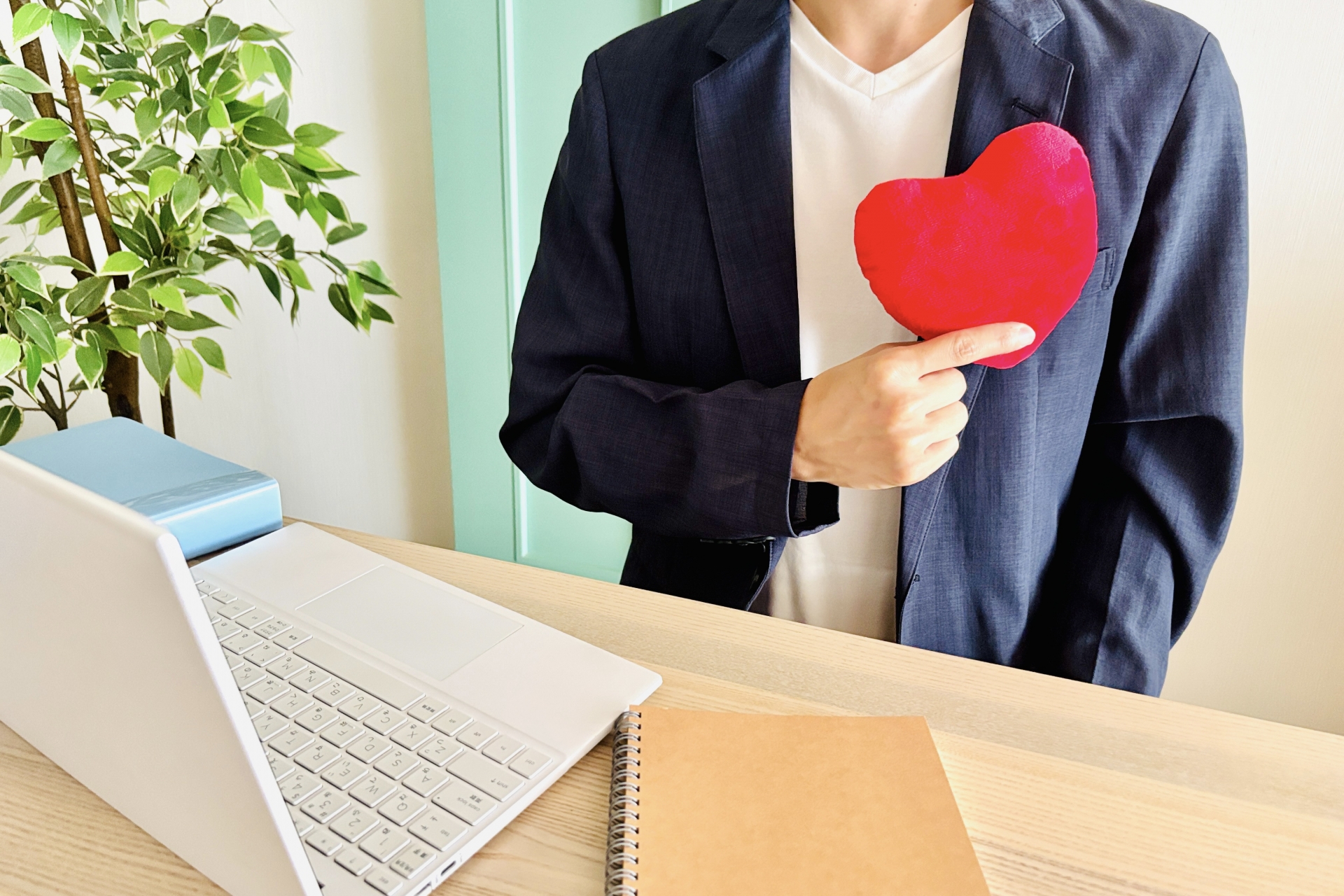 PCの前にいる男性